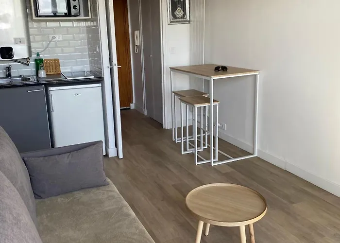 Beau Au Bord De La *