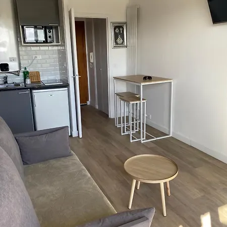 Beau Au Bord De La *